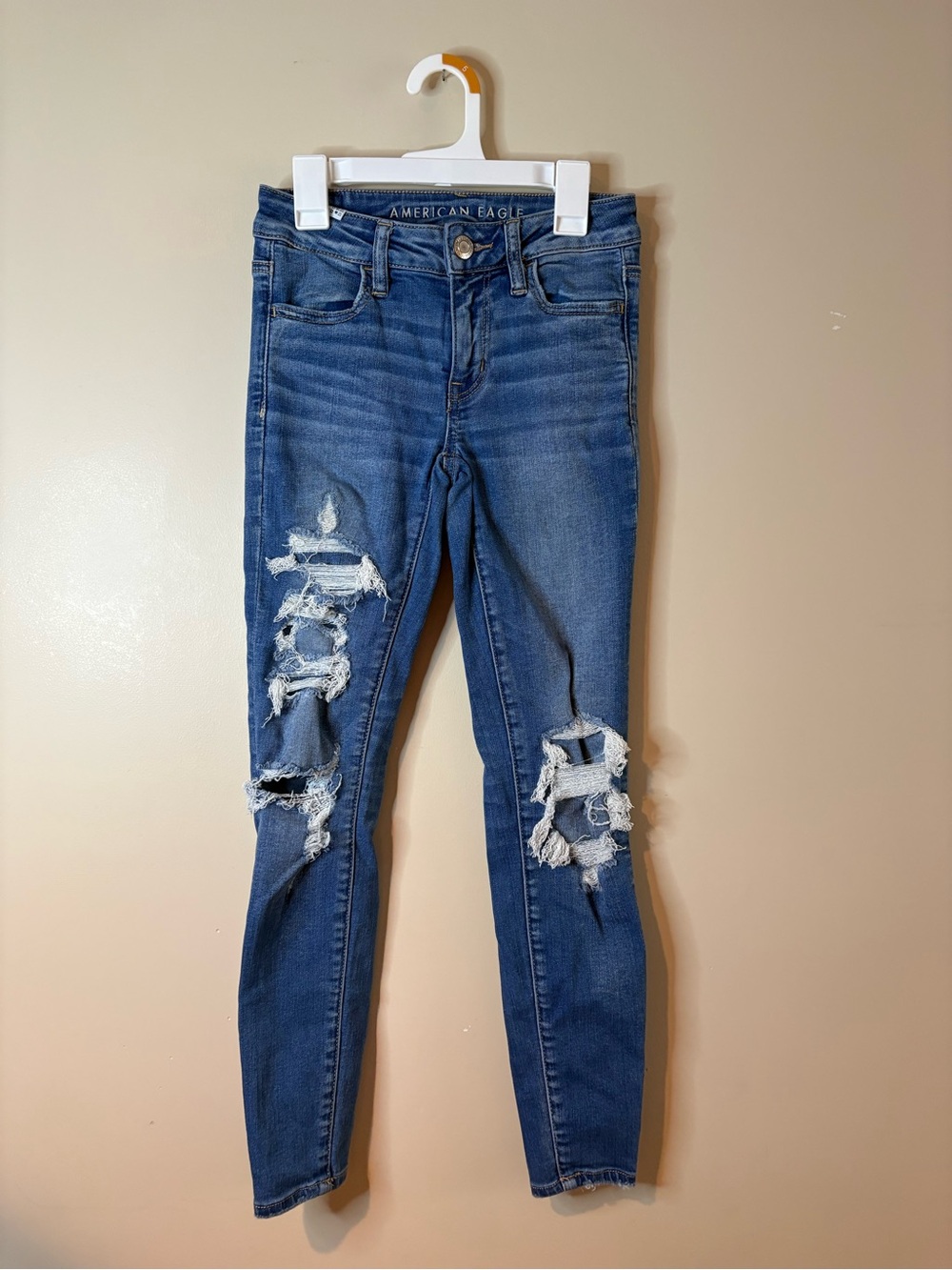 American Eagle Medium Wash Mid-Rise Distressed Skinny Jeans EUC